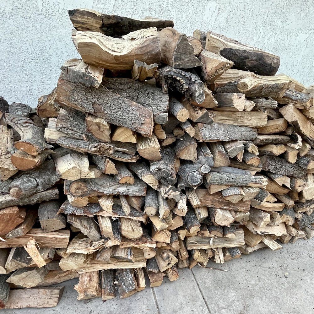 High Quality Bulk Oak Firewood Online Wholesale Dried Hardwood Logs for Stove Fireplace Outdoor BBQ Heating Use