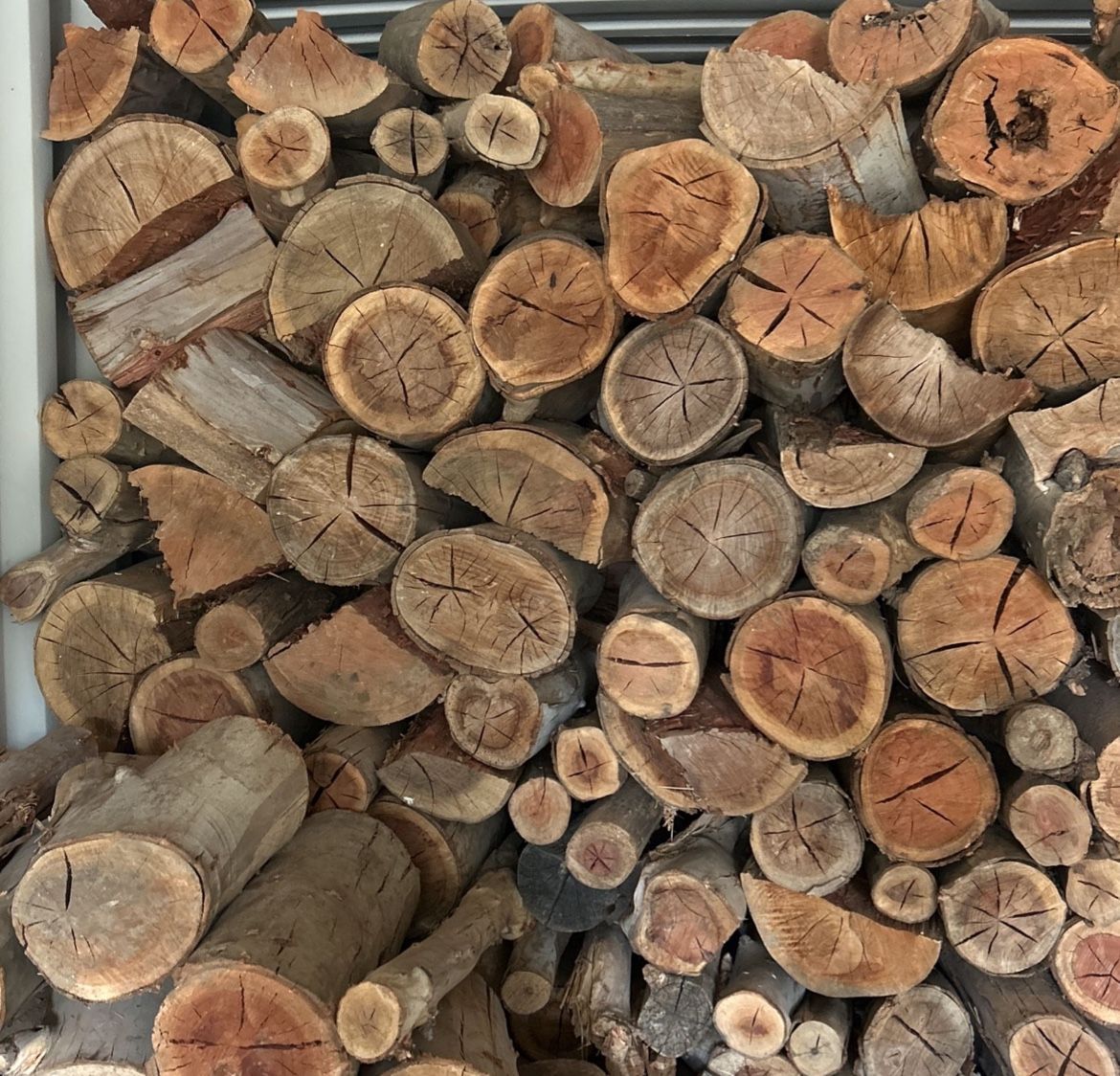 Wholesale Bulk Dried Oak Firewood Online High Quality Hardwood Logs for Home Heating Outdoor BBQ Fireplace Stove